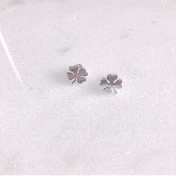🍀 stainless steel stud earrings - Picture 1 of 7
